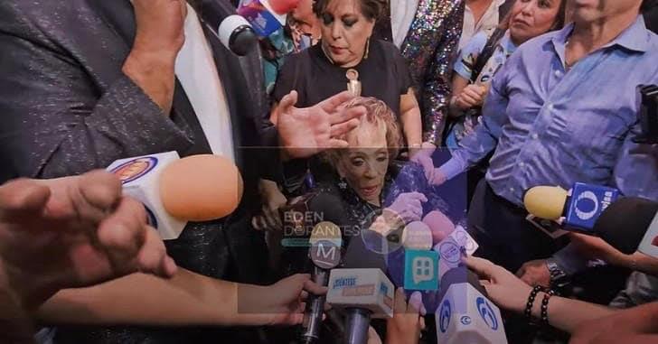 Silvia Pinal es casi aplastada por la prensa en pleno homenaje