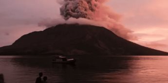 Volcán Ruang vuelve a entrar en erupción en Indonesia