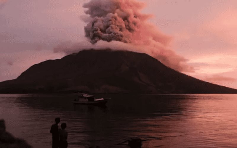 Volcán Ruang vuelve a entrar en erupción en Indonesia