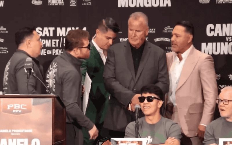 Canelo Álvarez y Óscar de la Hoya pelean en plena rueda de prensa