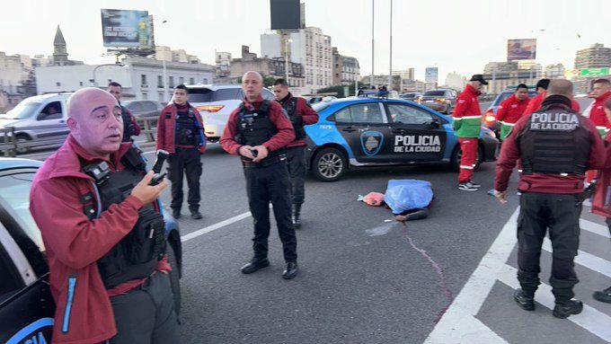 Ladrón escapa corriendo tras robar celular y muere atropellado en Buenos Aires