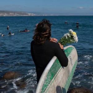 Surfistas rinden homenaje a extranjeros asesinados en Ensenada