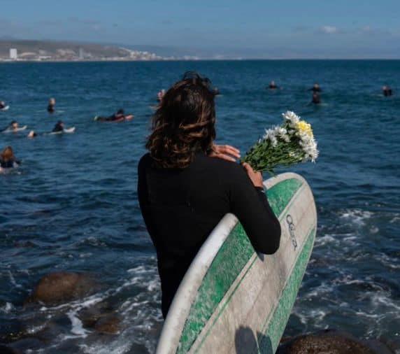 Surfistas rinden homenaje a extranjeros asesinados en Ensenada