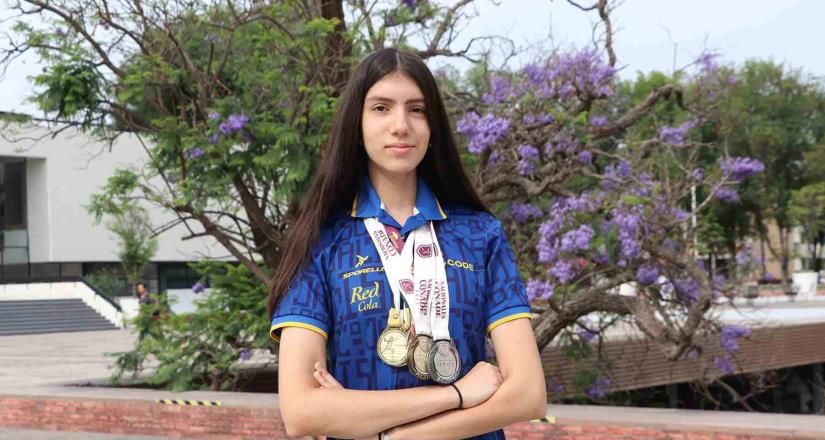 Alumna de la UAG gana tres medallas en esgrima