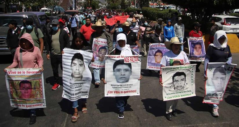 Dan libertad condicional a ocho militares implicados en caso Ayotzinapa