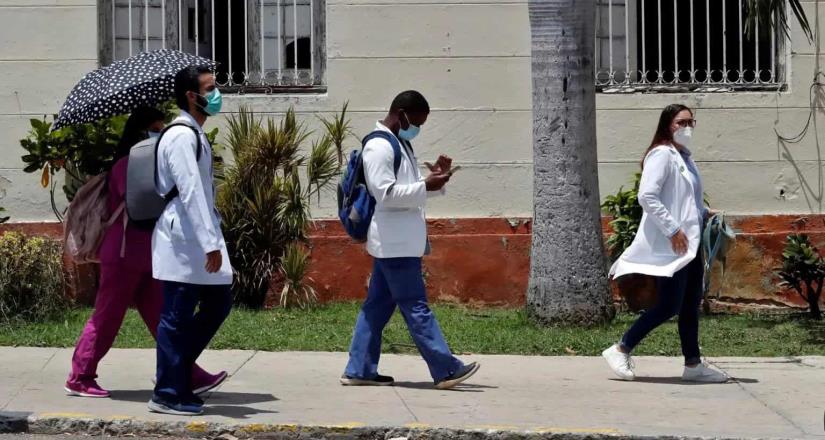 México contratará más médicos al régimen cubano para llega a 1200