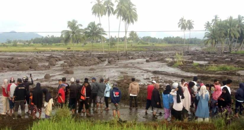 Indonesia en alerta máxima por diluvios y erupción del volcán Ibu