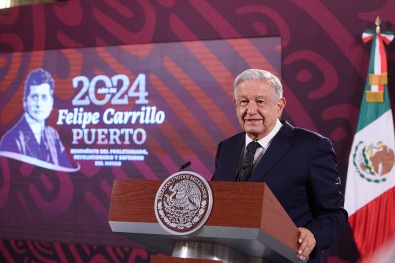 AMLO confirma que bandera será izada para marcha de marea rosa