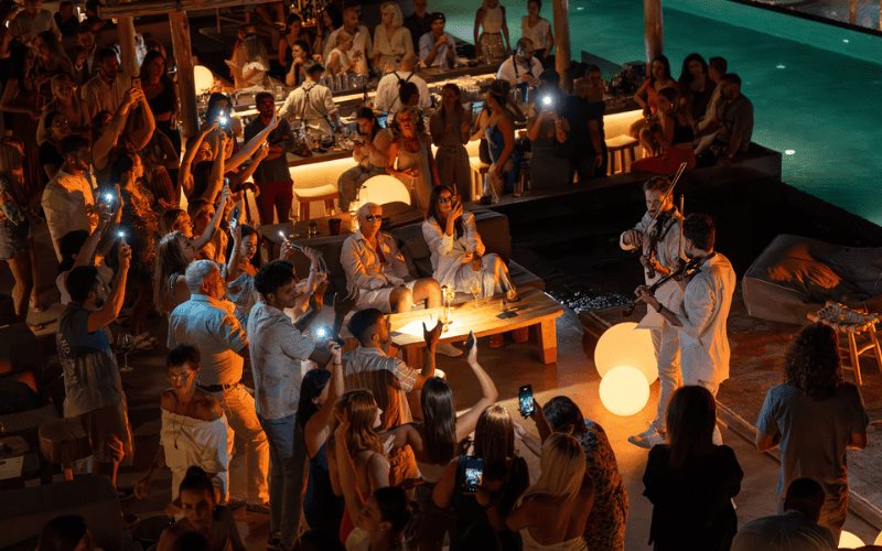 Santorini se posiciona con su oferta musical veraniega junto a Andronis Hotels