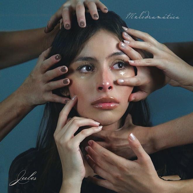 Jules, la artista colombiana, lanza su primer álbum como solista, ´Melodramática´