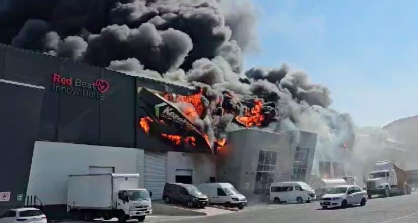 Incendio consume bodegas en parque industrial de Querétaro