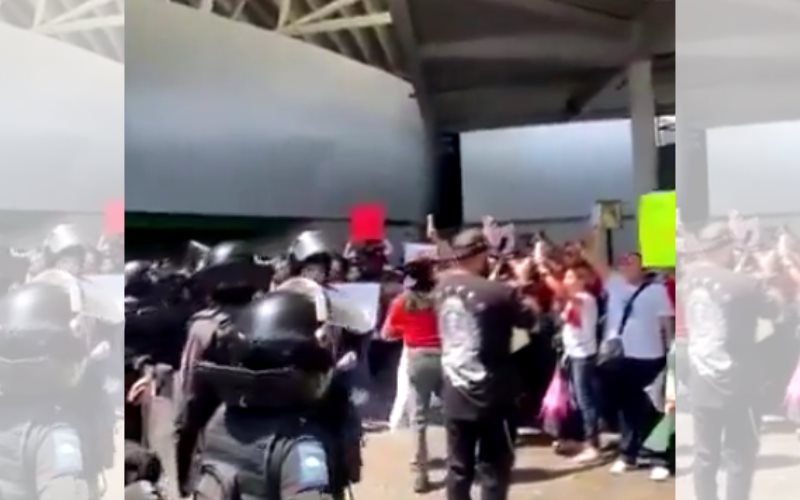 Maestros bloquean Aeropuerto Internacional de la Ciudad de México