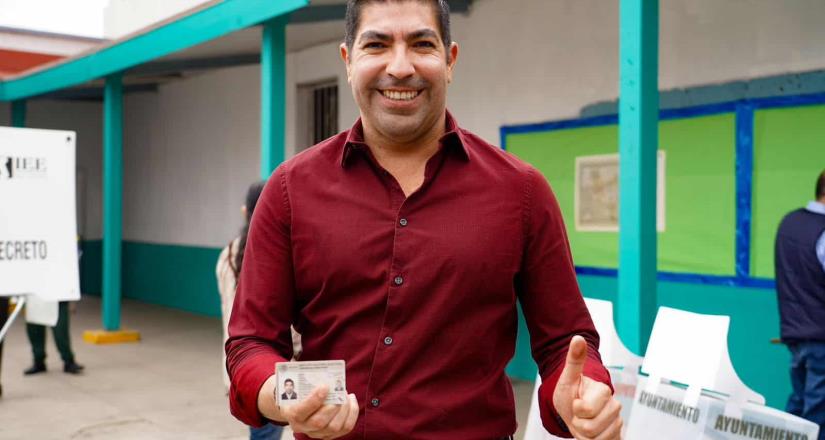 Armando Ayala ejerció su voto esta mañana