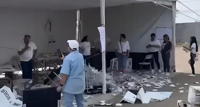 Sujetos armados irrumpen en casilla, agreden a funcionarios y causan destrozos en San Juan del Río