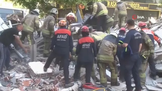 Edificio se derrumba en Estambul dejando muertos y heridos
