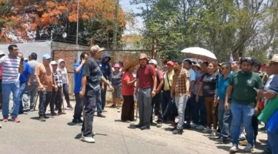 Maestros del SNTE bloquean accesos del Aeropuerto Internacional Benito Juárez de Oaxaca
