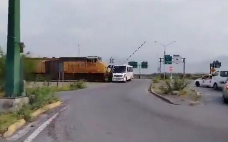 Camión de transporte de personal es embestido por un tren en Nuevo León