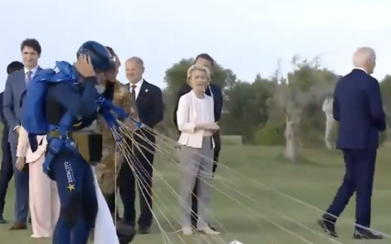 Joe Biden se mostró desorientado junto a miembros del G7