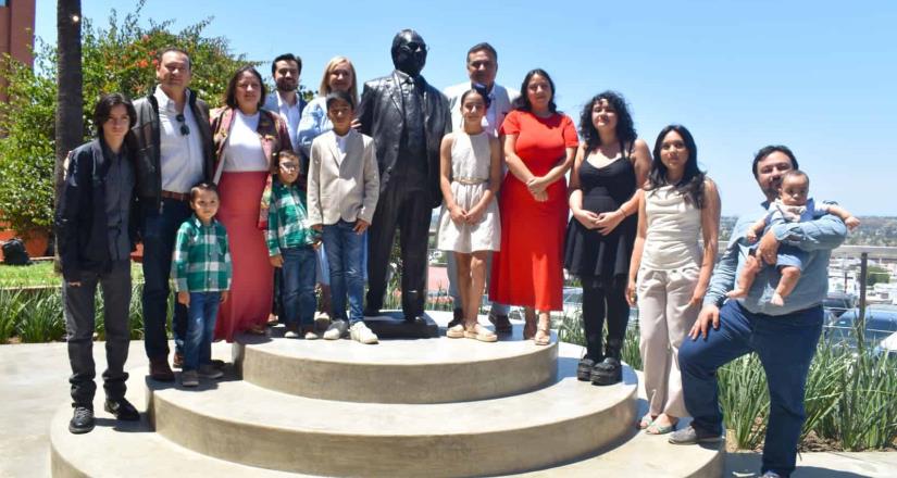 Develan en Plaza de la Juventud del CUT escultura del profesor Ruiz Barraza