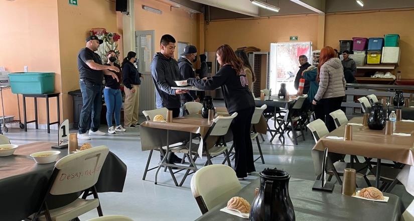 Colaboran estudiantes con el Desayunador Salesiano "Padre Chava"