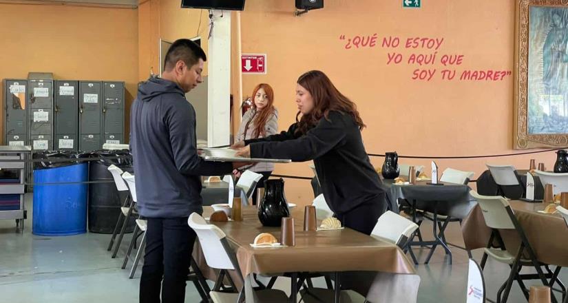 Colaboran estudiantes con el Desayunador Salesiano "Padre Chava"