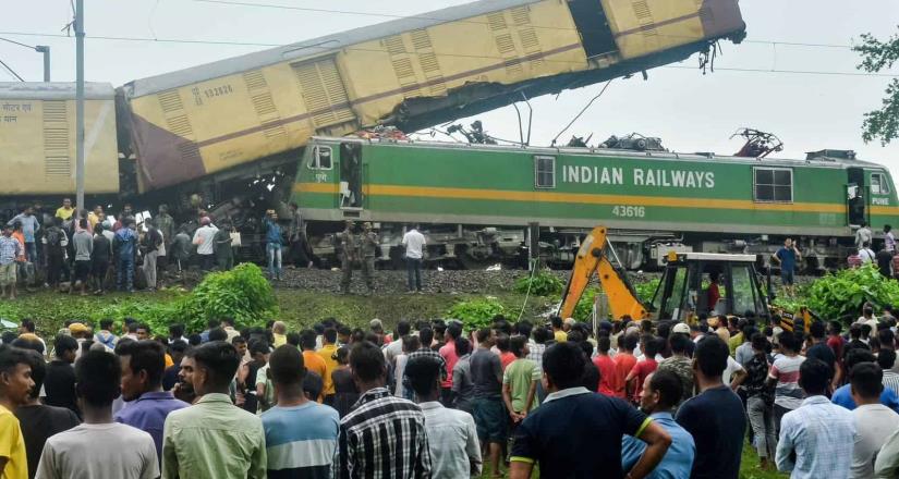 Choque de trenes deja al menos ocho muertos y decenas de heridos en la India