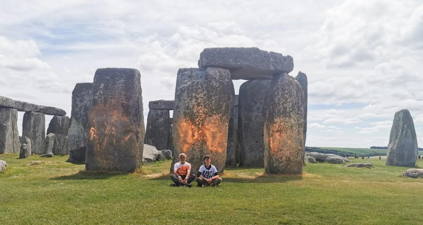 Monumento Stonehenge es rociado con pintura naranja