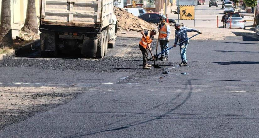 Continúa Gobierno de Ensenada con trabajos de bacheo y pavimentación