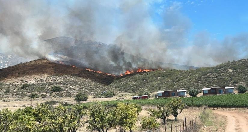 Protección Civil rescata a 5 personas atrapadas en un incendio forestal