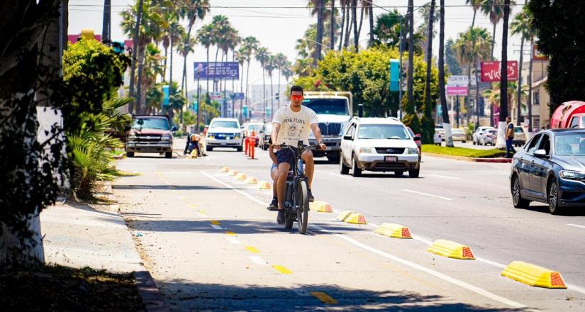 Armando Ayala supervisa trabajos en la ciclovía de la ciudad