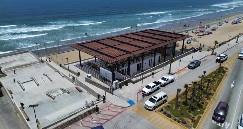 Constata alcalde avance de obras de renovación en Playa Hermosa