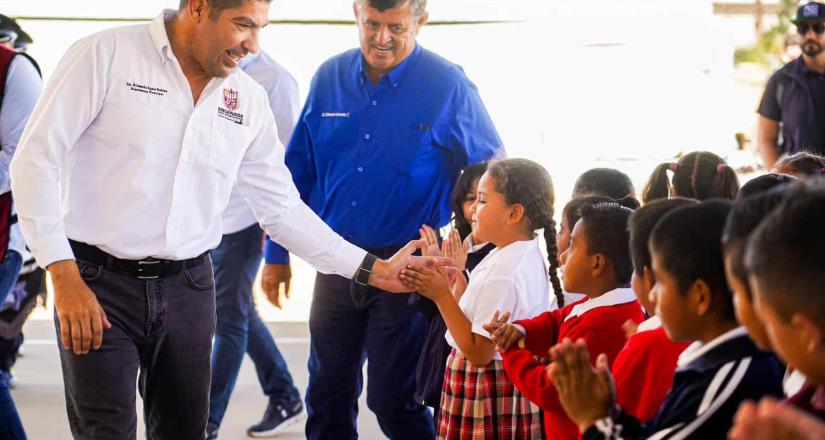 Formaliza Gobierno de Ensenada entrega de techumbre en primaria de San Antonio de las Minas