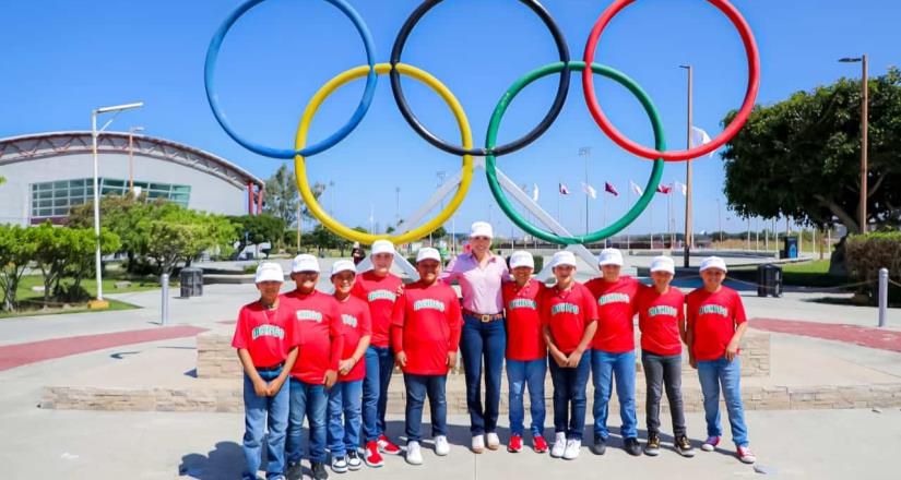 Marina del Pilar entrega apoyos a niños beisbolistas que representarán a BC en torneos internacionales