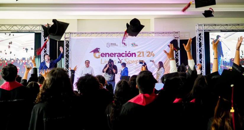 Alcalde celebra graduación de la Generación 2021-2024 de Cecyte