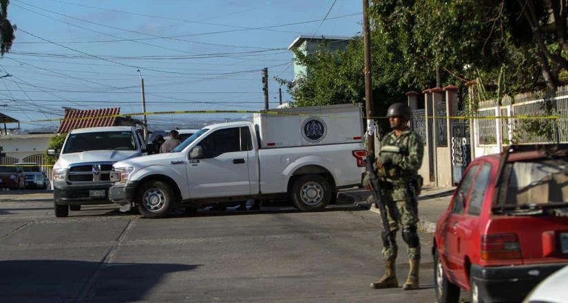 Mujer sin vida es encontrada en la cajuela de un auto