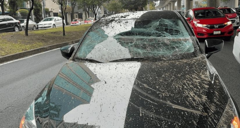 Canaleta se desprende y daña autos en la Ciudad de México