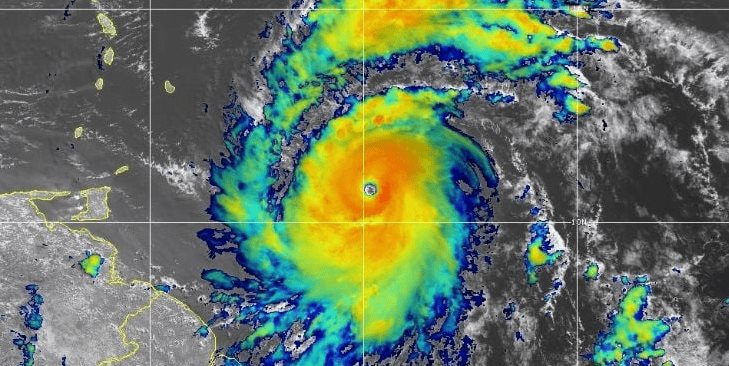 Huracán Beryl pasa de tormenta tropical a categoría 4