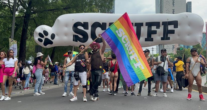 El músico Mancandy estuvo presente en la Marcha del Orgullo LGBTQ+ en compañía de Scruff, en la plataforma de los Vaqueros