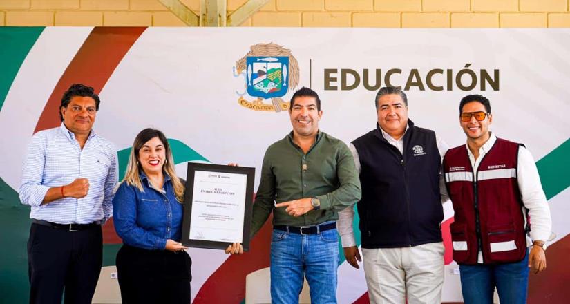 Armando Ayala entrega aula escolar en Secundaria Técnica No. 11