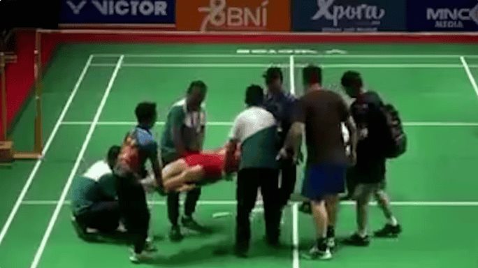 Jugador chino de bádminton pierde la vida durante un juego de torneo