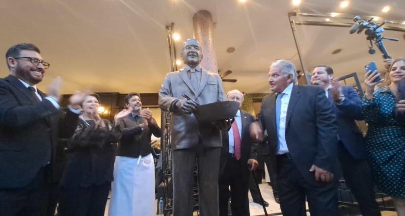 Develan estatua de César Cardini, creador de la Ensalada Caesar’s