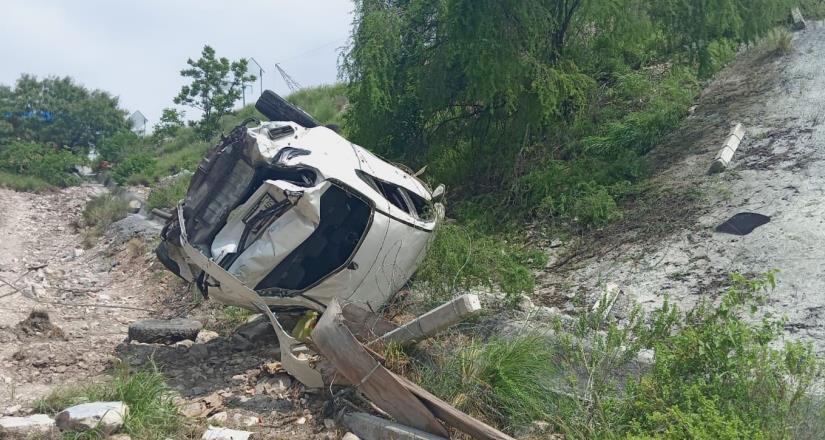 Tráiler se desvía y cae de una carretera en Santa Catarina