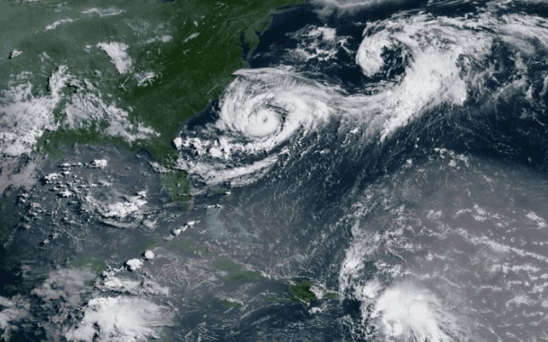 Beryl toca tierra como huracán de categoría 2, al norte de Tulum, Quintana Roo