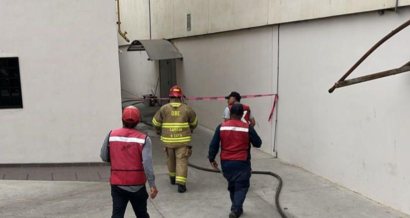 Evacúan Bomberos y PC a más de 160 personas de Macroplaza por fuga de gas