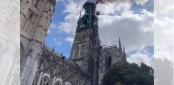 Torre de la catedral de Notre Dame de Rouen se incendió