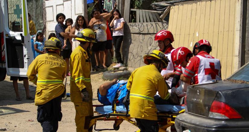 Joven queda prensado tras accidente automovilístico en Terrazas del Valle