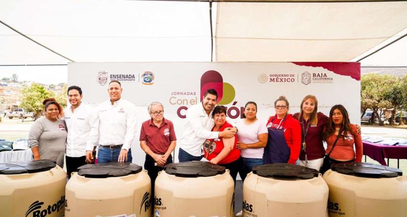 Armando Ayala entrega apoyos a 200 familias de Todos Santos