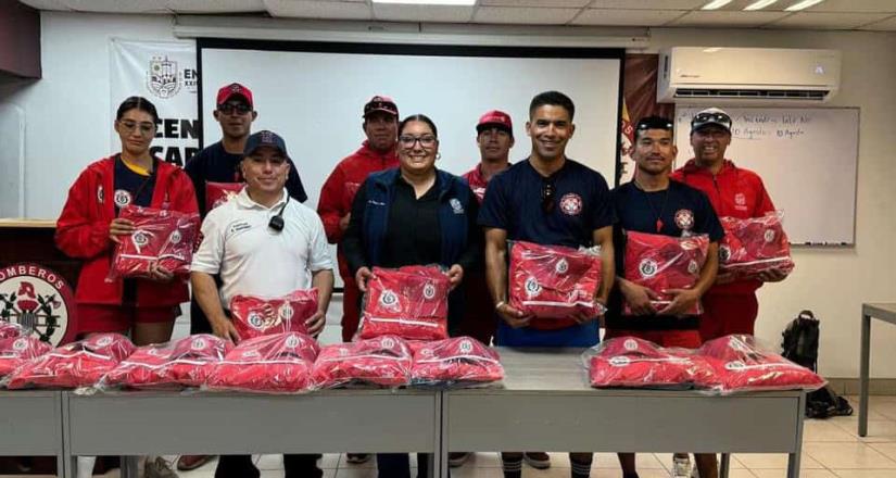 Entrega Gobierno de Ensenada uniformes a salvavidas