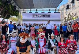 Entrega Gobierno de Ensenada uniformes a salvavidas