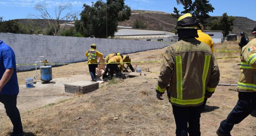 Bomberos de Ensenada recupera cuerpo de menor en fosa